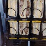 サンドイッチ工房 サンドリア - 当初は、東コンコースの２号機限定だった「ふぞろいのザンギ」（私は「山賊焼き」と呼ぶ肉塊）。西コンコース自販機（１号機）にも。ダブルエッグ隣のレーン装填：2025/12/18