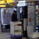 サンドイッチ工房 サンドリア - ＪＲ札幌駅・西コンコース自販機（１号機）で装填作業中：2025/12/18　05:27