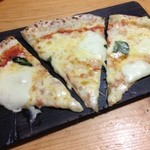 薪窯ナポリピッツァ ゴルゴン - マルゲリータ＆和風ネギとシラスの醤油ガーリック