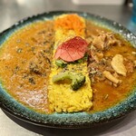 スパイシーカリーハウス 銀座半月 - 2種盛CURRY（ライス小）
左：オレンジココナッツポーク
右：デミきのこチキン