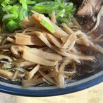 満び - 『らーめん(細麺・あっさり・中』のメンマ