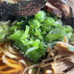 満び - 『らーめん(細麺・あっさり・中』のねぎ