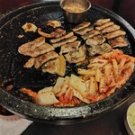 美豚 by マルハチ - 普通のサムギョプサルとハーブサムギョプサル