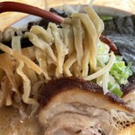 満び - 『辛子味噌らーめん(太麺・こってり)』の麺