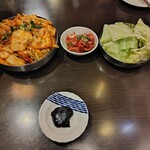 美豚 by マルハチ - ヨン様の浅漬けキムチとお通しのキャベツ