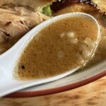 満び - 『辛子味噌らーめん(太麺・こってり)』のスープ