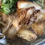 満び - 『らーめん(細麺・あっさり・中』のチャーシュー