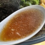 満び - 『らーめん(細麺・あっさり・中』のスープ
