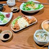 黒木屋宮崎総本家橘通西 - 右下が小鉢として全員にゴボウサラダ。あとは全部3人前の真ん中がチキン南蛮（自家製タルタルソースが美味です）。左が長谷川水産の熟成刺身3種（美味、刺身好きには物足りないかも）、右上が韓国チョレギサラダ。