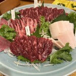 郷土料理&炭火串焼 笑う門 - 馬刺し盛り合わせ