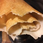 南インド食堂 Coconut&Curry - 全体を持ってみると、パリパリ系ドーサに比べてズシリとした重さを感じます。場所によって色々な食感を楽しめます♪