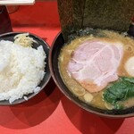横浜ラーメン斎藤家 日野店 - ライス 味玉ラーメン