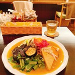 森のらくだ - カレー　奥にはクリスマス焼き菓子が。