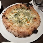 トリケラ デュエット - 白味噌とリコッタチーズとシラスのピザ(季節限定⇒メニューにはなし)