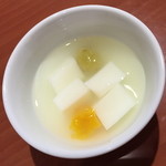 四川食府 - ランチのデザートの杏仁豆腐は、セルフサービスで食べ放題。２０１４年１２月