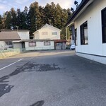 麺屋 夢幻 - 店の脇に駐車場