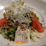わらやき屋 浜松町 - 蒸し鶏と豆腐のサラダ