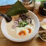 鶏泡そば 草戸ベース - 泡とんこつラーメン醤油、クーポンで味玉