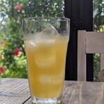 島茶家 ヤッカヤッカ - パイナップルジュース。窓の外にはアカバナ（原生種ハイビスカス）が咲いています。アカバナは一年中咲いています。