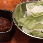 屋台屋 博多劇場 - お通しキャベツ。味が塩昆布から味噌に変わりました！