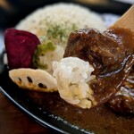 島茶家 ヤッカヤッカ - 宮古牛の脛肉？がゴロゴロ。、お野菜は溶けきって深みのあるお味、
欧風カレー好きの方が喜ぶ王道カレーでした。