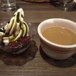 あさくま - ソフトクリームにあんこをトッピングしました。実はソフトクリームの下にもあんこ入ってます♡