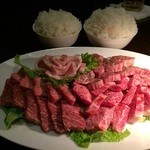 焼肉 きたがき - 特撰盛りセット　￥6,690とライスの中￥220（左）と大￥260（右）