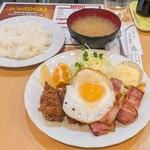 コトブキ - サービスメニュー ... ライスとみそ汁が付いています