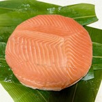 鱒の寿し　まつ川 - 鮮やかなオレンジ色と笹のグリーンのコントラストが美しい✨