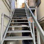 TAP8 - 階段で2階へ