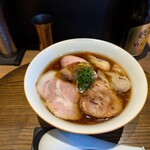 らぁ麺や 嶋 - 特製醤油らぁ麺。チャーシューで麺が、見えないのです。