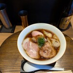 らぁ麺や 嶋 - スープの色は、何処の有名店も同じに見えるけど、味はそれぞれです。