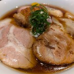 らぁ麺や 嶋 - ここはボリュームのあるチャーシューが売りの一つ。