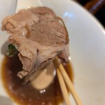 らぁ麺や 嶋 - 豚バラ肉も、厚いのと薄いのと混じってます、