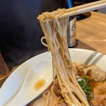 らぁ麺や 嶋 - 細麺ストレートて少し硬めの茹で加減はブレません。