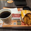 ゼッテリア - コーヒー(左)、チキンフィンガー(右)