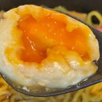 はんぺいcafeアマミク魚歳別館 - 半熟玉子風月見はんぺいを割るとこんな感じ