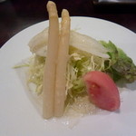 グリルフレンチ - シンプルなサラダ（玉ねぎ・キャベツ・レタス・トマト・ホワイトアスパラ）