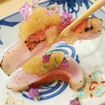 虎ノ門 鮨玄 - つりきんめ（エシャレットと玉葱のソース）