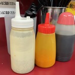 ラーメン二郎 - 卓上のいろいろ