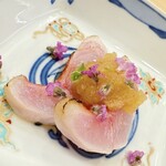 虎ノ門 鮨玄 - つりきんめ（エシャレットと玉葱のソース）