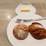 L'ESSOR - 左が全粒粉、右がライ麦のパン。もう1種類のパンは、後程来ました