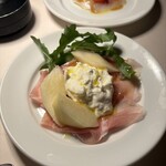 トラットリア タンタボッカ - 生ハムとルレクチェ＋ブッラータチーズ