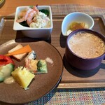 ホテルグランヴィア広島 - 左奥は広島コブサラダにボイルエビとスモークサーモンとポテトのサラダをトッピングして　右奥はカプレーゼ　手前は彩り温野菜、キッシュ　カフェラテ