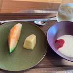 ホテルグランヴィア広島 - メロン　パイナップル　砂谷牧農のヨーグルト　フランボワーズソースとマンゴーパッションフルーツソース　奥がミックスジュース