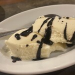 スタンド キッチン ルポン - 匠のジェラート「マダガスカルバニラ」  　～ゲイシャコーヒーチェリーソース～