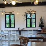 島茶家 ヤッカヤッカ - 白が基調のオシャレな店内。ブリーWi-Fiも完備されていて、良い意味で放っておいて下さるのが良き(*^^)v