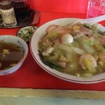 大勝軒 - 伊達巻きが割り入れられた中華丼とカウンターの縁。