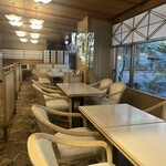 足湯カフェ ふとほと - 屋内にも落ち着いた雰囲気のカフェあり