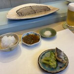 てんぷら 鶴吉 - 小皿はビールのおつまみ